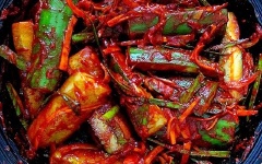 Dùng ngay hoặc đợi chừng 1 giờ để sốt ngấm vào rau củ, sẽ có món kim chi dưa leo muối ngon nhất.