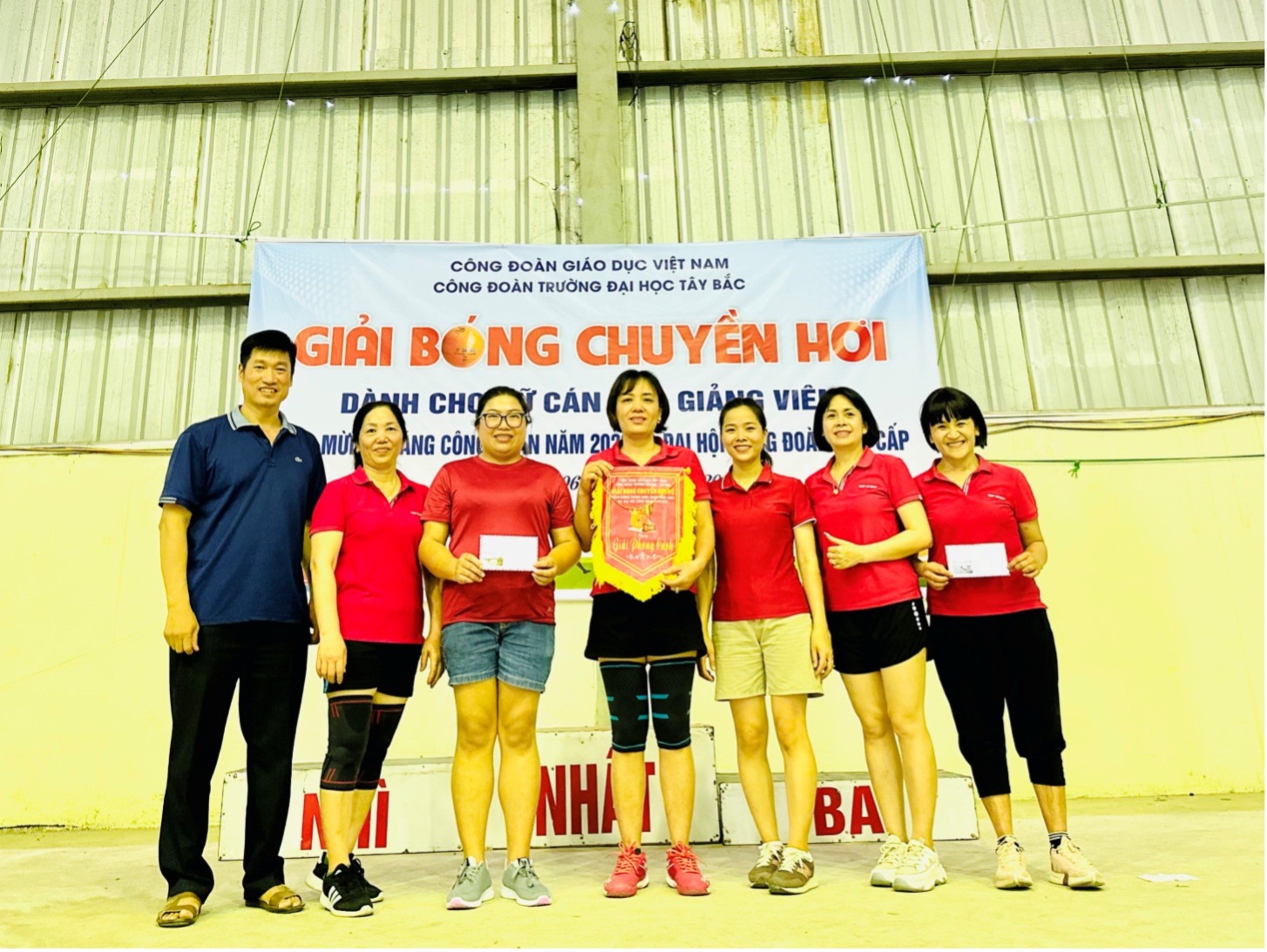 Công đoàn Trường Đại học Tây Bắc tổ chức thành công giải bóng chuyền hơi dành cho nữ công đoàn viên chào mừng Tháng Công nhân năm 2023 và đại hội công đoàn các cấp