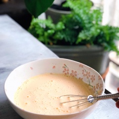 Đun nóng sữa (không để sữa sôi), từ từ rót vào tô hỗn hợp trứng. Vừa rót vừa khuấy đều tránh để cho trứng gặp sữa nóng bị chín gây ra lợn cợn. Sau đó cho hỗn hợp trứng sữa vào nồi, đun lửa nhỏ và khuấy đều tay cho đến khi hỗn hợp sánh mịn. Cho vào chén và để nguội.