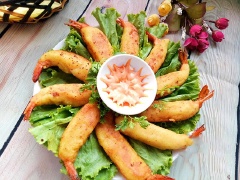 Khoai tây bọc tôm chiên giòn vị béo thơm hấp dẫn. Có thể chấm ăn cùng tương ớt hay sốt mayonnaise đều tuyệt.