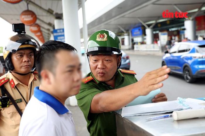 TP Hồ Chí Minh: Nhiều tài xế bị phạt tại sân bay Tân Sơn Nhất - Báo Tin Tức TTXVN