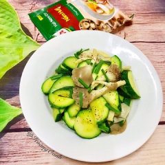 Cho bí ngòi xào nấm bào ngư ra dĩa ăn với cơm hay ăn vã (ăn không) đều ngon. Miếng bí giòn ngọt thấm thơm mùi nấm hương... ngon đậm đà.
