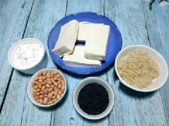 Đậu hũ cắt nhỏ rồi trộn với 1/2 thìa cơm bột canh, 1 thìa cơm đường, 1/2 thìa cơm hạt nêm, 1/3 thìa cơm hạt tiêu và 2 củ hành tím cắt nhỏ. Sau đó, bạn cho đậu hũ vào cối xay nhuyễn mịn.
