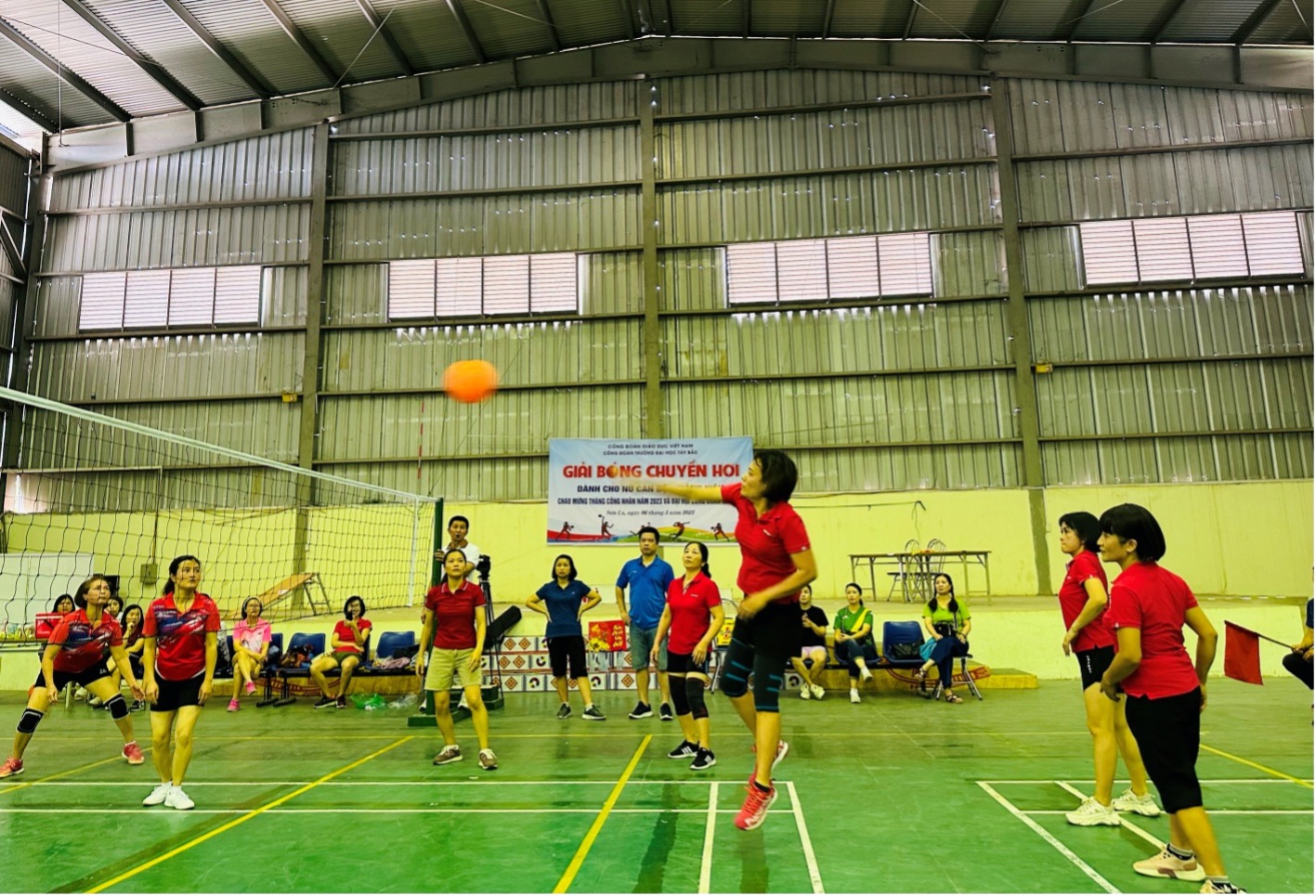 Công đoàn Trường Đại học Tây Bắc tổ chức thành công giải bóng chuyền hơi dành cho nữ công đoàn viên chào mừng Tháng Công nhân năm 2023 và đại hội công đoàn các cấp