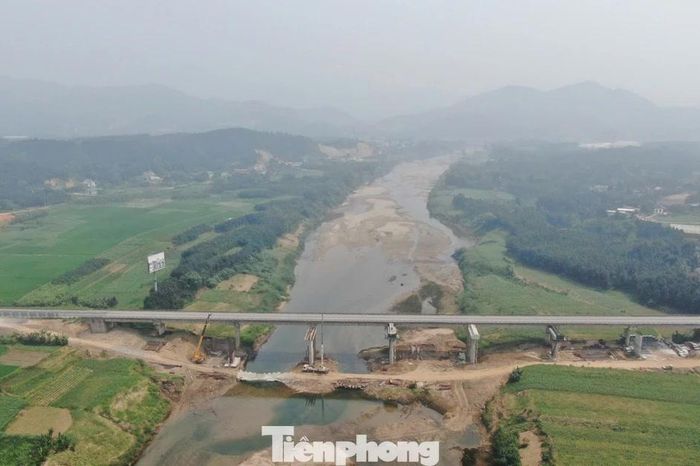 Hình ảnh cây cầu trên cao tốc Nội Bài - Lào Cai - Báo Tiền Phong