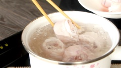400gr chân giò chặt nhỏ thành từng khúc, rửa sạch. Đun một nồi nước sôi, cho vào 1 muỗng cà phê muối, 1 muỗng canh giấm rồi thả chân giò vào trụng đến khi nước sôi lại rồi vớt ra, rửa sạch. Ướp chân giò với 1 muỗng canh nước mắm, 1 muỗng cà phê tiêu 15 phút cho thấm gia vị.