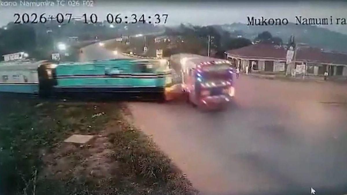 Đoàn tàu đâm trúng xe buýt chở học sinh cố vượt qua đường ray - Tạp chí Người Đưa Tin