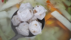 Khi củ quả đã chín mềm thì nêm nếm các gia vị gồm : đường, nước tương, hạt nêm chay Knorr, muối cho vừa vị của mình rồi thêm bò viên chay, nấu thêm 3 phút rồi tắt bếp.