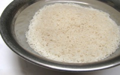 Ngâm gạo tẻ với nước. Nếu muốn cháo có độ sánh dẻo nhiều thì các bạn nên thay một nửa gạo tẻ bằng gạo nếp.
