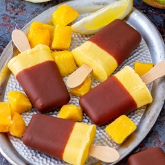Kem xoài chocolate chua chua, ngọt ngọt rất thích hợp cho những ngày nắng nóng. Chỉ với xoài, sữa chua, chocolate là bạn có thể tự tay làm rồi, vừa ngon lại đảm bảo vệ sinh nữa.