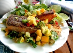 Cá hồi cho ra đĩa, xung quanh là salad chua ngọt. Món này làm đơn giản, ăn ngon miệng và tuyệt vời để giữ thân hình lý tưởng.