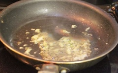 Trong 1 chảo khác, phi thơm tỏi băm với 2 muỗng canh dầu ăn.