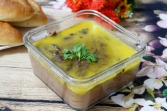 Tiếp theo bạn cho hỗn hợp vào khuôn đựng pate, dàn đều cho bằng phẳng rồi cho vào lò nướng cách thủy 20 phút thì cho 2 muỗng canh bơ vào pate, nướng thêm khoảng 2-3 phút cho bơ tan chảy hết thì lấy ra, để nguội đem cất tủ lạnh cho hỗn hợp bơ trên mặt pate đông lại.