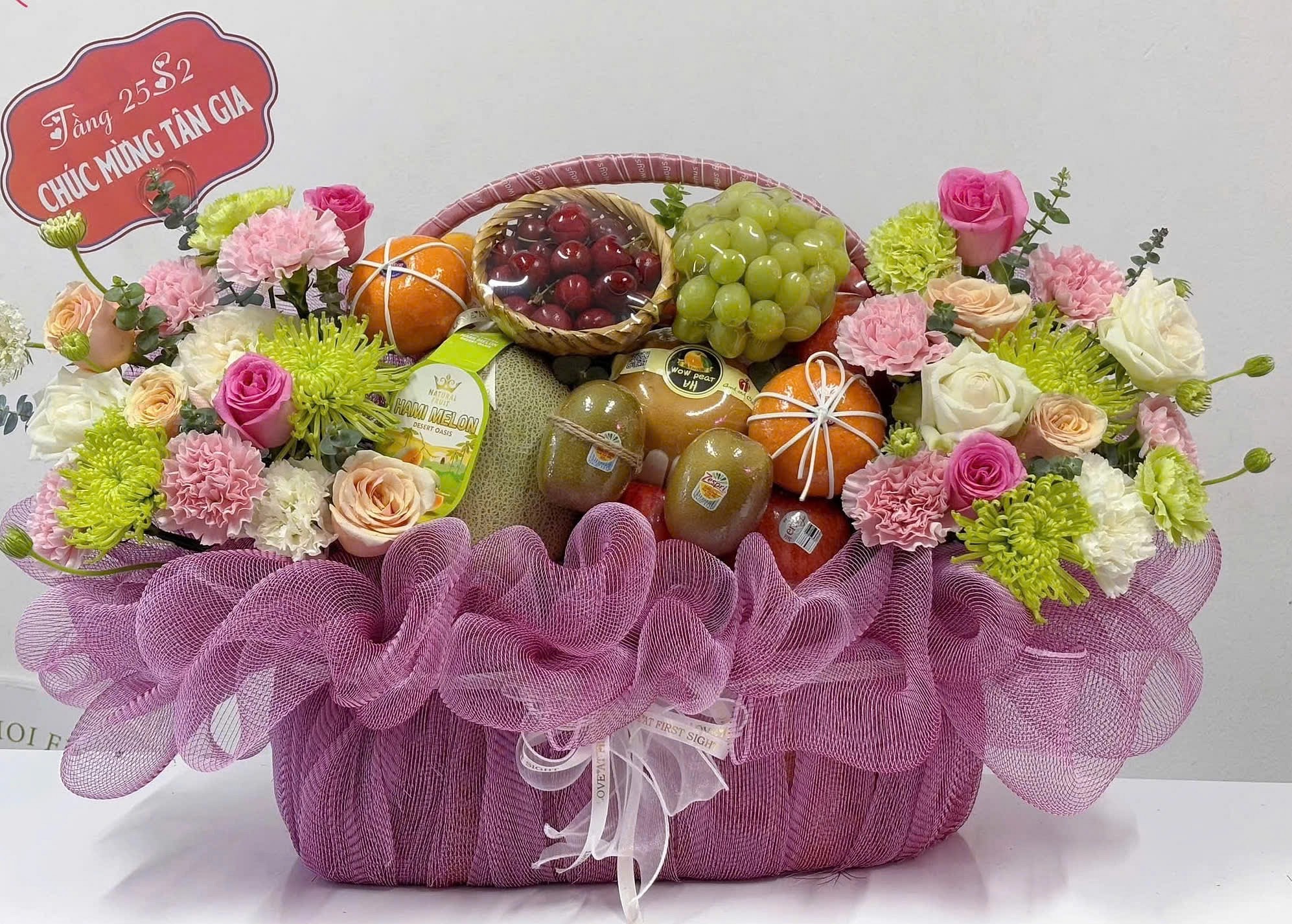 Giỏ trái cây kèm hoa tươi nk179