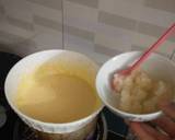 Tách 2 lòng đỏ và 1 lòng trắng và 1 lòng trắng trứng. Lòng đỏ trộn đều với đường rồi đun cách thủy. Bột gelatin ngâm với nước cho nở rồi cho vào phần lòng đỏ đun sôi rồi tắt bếp