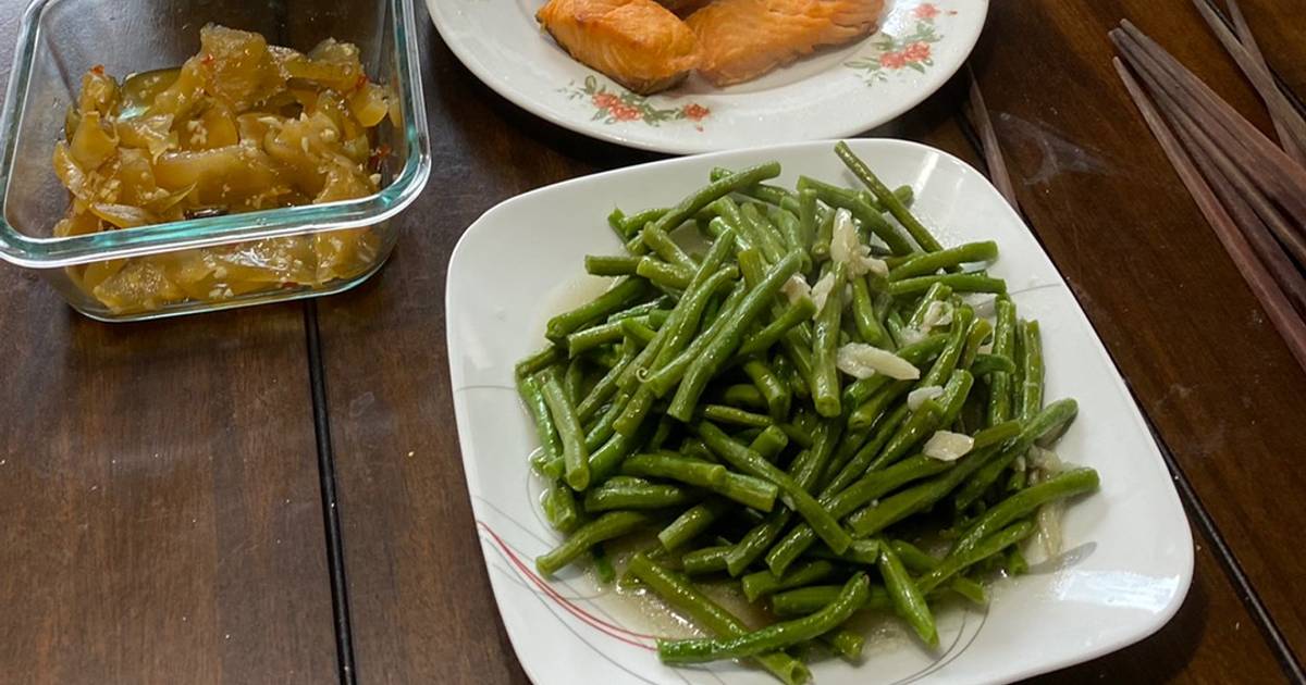Cá Hồi áp chảo, đậu đũa xào tỏi, dưa mắm