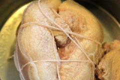 Dùng sợi chỉ thô (loại dùng trong nhà bếp), cuộn tròn miếng thịt lại, buộc cho thật chắc. Cho miếng thịt vào nồi, thêm túi gừng vào nồi, nêm 1 muỗng cà phê muối vào, đun sôi khoảng 20-25 phút tùy theo miếng thịt nhỏ hay to, tắt bếp, đậy kín nắp để thịt tiếp tục chín.