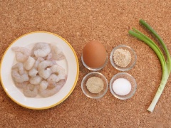 Tôm bóc vỏ, bỏ chỉ đen, rửa sạch. Hành lá cắt nhỏ.