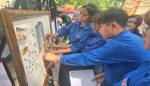 Khoa Khoa học Xã hội tham dự triển lãm chuyên đề “Từ nhà tù Sơn La đến nhà tù Côn Đảo - Địa ngục trần gian”