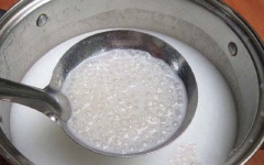 Nấu sôi bột báng với 50ml nước cốt dừa. Múc chè khoai mỡ ra ly, chan hỗn hợp nước cốt dừa, bột báng lên trên là xong. Với món chè này, bạn có thể dùng nóng hoặc lạnh tùy thích nhé!