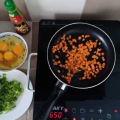 Làm nóng chảo nhỏ với 1/2 muỗng canh bơ, cho cà rốt vào xào chín. Sau đó cho tiếp cải thìa hoặc đậu cô ve vào xào cùng. Nguyên liệu đã chín thì cho 1 muỗng cà phê Xốt nêm vào đảo đều là hoàn tất. Cho rau củ ra đĩa chuẩn bị chiên trứng cuộn.