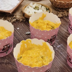 Chia bột đã trộn vào các khuôn ngay, không được để bột lâu ở ngoài, chỉ đổ ngập 3/4 khuôn. Nướng ở khay chính giữa lò với nhiệt độ 175 -180 độ C. Thử bánh như công thức bánh gato chuối của mình lần trước, xiên que tăm vào giữa, tăm khô tức bánh đã okie nhé ^^