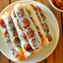 Bò bía là một món ăn ngon lề đường gắn liền với tuổi thơ của không ít người, vừa đủ chất lại còn ngon. Để có những cuốn bò bía mặn hấp dẫn không hề khó, chỉ với một chút rau củ, cùng trứng chiên và lạp xưởng beo béo cuộn trong lớp bánh tráng dẻo mềm cực kì ngon. Với món này bạn có thể làm đãi cả nhà những buổi picnic cuối tuần hay đi du lịch, vừa tiện lợi, vừa dễ ăn. Cùng mình lưu lại ngay cách làm bò bía vào thực đơn và thử làm nhé. Ngoài ra còn có cách làm bò bía ngọt nhâm nhi ăn vặt cũng tuyệt nữa đó.