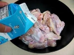 Cánh gà rửa sạch. Rót sữa tươi vào cánh gà rồi thêm tỏi băm và tiêu. Để cánh gà ngấm sữa trong 20 phút rồi đổ sữa đi.
