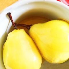 Lê gọt vỏ bên ngoài. Có thể để cả quả hấp hoặc thái miếng nhỏ. Tiếp theo, hoà muối với một bát nước và ngâm lê trong 5 phút rồi cho lê vào bát và đổ mật ong vào, ướp trong 20-30 phút cho mật ong ngấm vào lê.