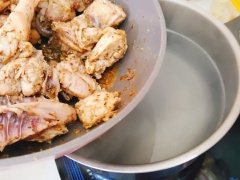 Gà chặt ra từng miếng vừa ăn, rửa sạch với muối, để ráo. Đun nóng 2 muỗng canh dầu ăn, cho 1 muỗng canh sả băm vào phi thơm. Cho vào thịt gà ½ muỗng canh muối, 1 muỗng cà phê bột ngọt, 1 muỗng cà phê hạt nêm. Cho gà vào xào đến khi gà săn đều là được. Đun sôi 3 lít nước, cho gà vừa xào vào. Nêm 1 muỗng canh muối, 2 muỗng cà phê hạt nêm, 1 muỗng cà phê bột ngọt, 2 muỗng canh đường.