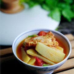 Bữa cơm chay của gia đình sẽ thêm ngon miệng hơn nếu có được món đậu hũ sốt cà chua khoai tây chua ngọt, đậm đà này nhé! Món xào nóng hổi này sẽ giúp ấm bụng trong những bữa ăn ngày đông đấy!