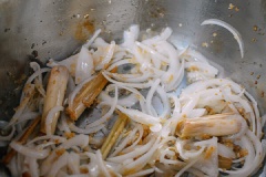 Bắc chảo lên bếp cùng 3 muỗng canh dầu ăn, khi dầu nóng đều thì cho sả, tỏi băm nhuyễn vào phi thơm. Sau đó bạn cho hành tây thái lát mỏng vào đảo đều cho đến khi hơi mềm.