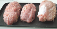Sau đó trải miếng thịt cutlet ra thớt. Rải theo thứ tự 1 ít muối, tiêu và bột mì lên mặt thịt. Sau đó đặt lá tía tô lên mặt bột vừa phủ, tiếp theo cho khoảng 1 muỗng canh khoai lang đã bằm nhuyễn lên mặt lá cùng với phô mai sợi. Rồi cuộn chặt lại, làm như vậy cho 2 miếng thịt còn lại.