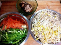 Mình sử dụng chỉ thịt vịt mà không có xương nhé! Đem thái nhỏ, rửa sạch thịt vịt. Giá đỗ nhặt sạch, rửa sạch, để ráo nước. Cà rốt thái sợi nhỏ. Hẹ cắt khúc ngắn.