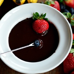 Sốt chocolate đen dùng để nhúng trái cây hoặc bánh hoặc bất cứ món gì bạn thích để ăn cùng rất ngon đấy. Hoặc cũng có thể dùng để rưới lên các món kem, bánh đều được.