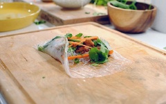 Gắp 2 bên bánh tráng lại rồi nhẹ nhàng cuốn bánh lại.