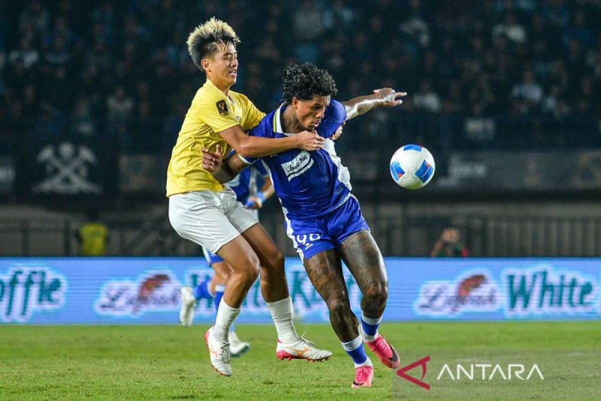 Manajemen dan pemain Persita Tangerang dalam acara peluncuran skuad untuk musim kompetisi BRI Super League 2026/2027.