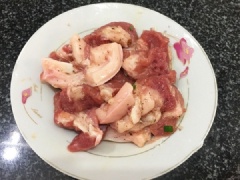 Ướp thịt với 2 thìa cà phê hạt nêm, 1/2 thìa cà phê hạt tiêu, 2 thìa cà phê dầu hào, một ít hành củ băm nhỏ, ướp trong vòng 30 phút cho ngấm gia vị.