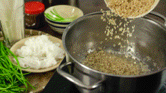 Cho dầu vào nồi, đợi dầu nóng thì các bạn cho tỏi vào trước, phi khoảng 2 phút thì tiếp tới hành tím 1 phút nữa thì cho sả và ớt vào phi chung, phi đến khi thơm. Cho tiếp 4 muỗng canh mắm ruốc vào, đảo đều, khoảng 5 phút. Cho tiếp 50ml nước lọc vào đảo đều. Nêm thêm 1 muỗng canh đường, đảo đều cho tan đường, nấu 1 tí cho phần nước sôi lên. Múc một ít hỗn hợp mắm ruốc ra chén để làm nước chấm ăn thịt bò.