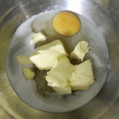 Cho bơ lạt, đường, mật ong, sữa, trứng gà vào một nồi dài. Bắt lên bếp đun lửa nhỏ đến khi bơ lạt chảy hết, tránh đun quá nóng sẽ làm chín trứng, gây lợn cợn. Sau đó thêm baking soda, tiếp tục khuấy cho đến khi thấy hỗn hợp sủi bọt. Sau đó để hỗn hợp nguội bớt thì cho bột mì vào trộn đến khi tạo thành 1 khối.