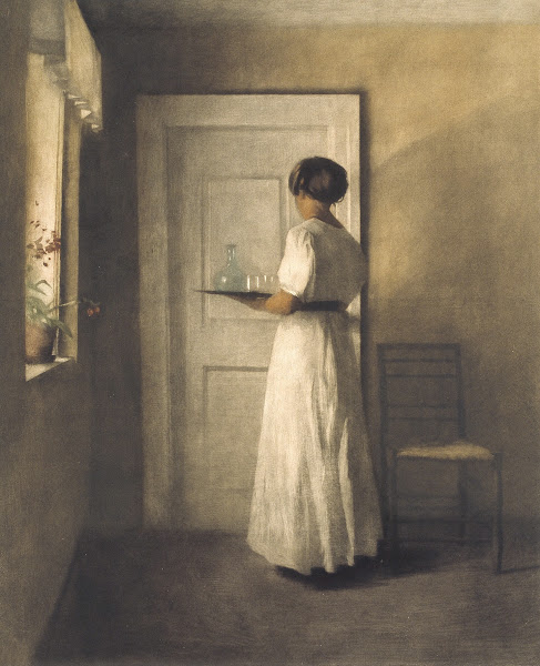 Ung pige med en bakke 1915