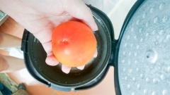 Bạn vo gạo nhẹ nhàng, chỉ cần để gạo dưới vòi nước và đảo đều, giúp loại bỏ bụi bẩn mà không làm mất lớp cám gạo chứa nhiều dưỡng chất. Thêm muối vào nồi nấu cơm. Cà chua rửa sạch, đặt vào giữa nồi.