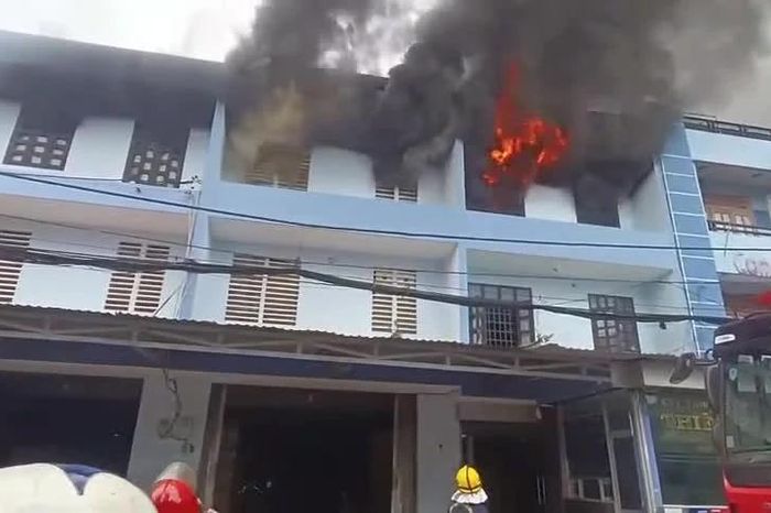 Kho điện máy bốc cháy dữ dội, công nhân lao vào cứu hàng hóa - Báo Tri thức &amp; Cuộc sống