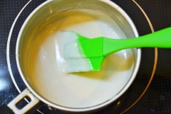 Cho 150ml nước cốt dừa và 4 muỗng cà phê sữa đặ, 1/8 muỗng cà phê muối vào nồi, lửa nhỏ, khuấy nhẹ nhàng. Chỉ đun ấm, không để hỗn hợp sôi. Khi đường sữa tan hết, nếm sữa dừa độ ngọt vừa ý thì tắt bếp.