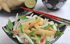 Sau vài phút hành sẽ tiết ra nước, chắt bỏ phần nước đó đi. Cho rau răm cùng chân gà rút xương vào trộn đều rồi gắp ra đĩa và thưởng thức.