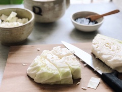 Bắp cải cắt nhỏ thành miếng vừa ăn, tách r thành từng miếng và đem rửa sạch. Hành boaro cắt lát, chả cá cắt vuông thành miếng vừa ăn. Bánh gạo rửa sơ qua nước và tách thành từng miếng nhỏ, cắt ngắn vừa ăn (nếu bạn mua loại bánh dài)