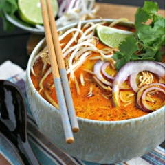 Cho cà ri ra tô và thưởng thức cùng cơm trắng, bún, bánh mì đều ngon. Nếu bạn muốn "chuẩn vị" hơn nữa thì cho hành tây, giá đỗ, ngò rí và chanh lát vào thưởng thức cùng nhé. Dùng nóng sẽ ngon hơn đấy.