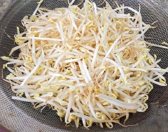 Giá đỗ nhặt bỏ các cọng giá giập nát và vỏ đỗ còn sót lại. Sau đó rửa sạch, để ráo nước. Lá hẹ nhặt bỏ những lá giập, úa, rửa sạch, cắt khúc cỡ 3-4cm. Cà rốt gọt vỏ, rửa sạch, thái lát mỏng sau đó thái sợi.