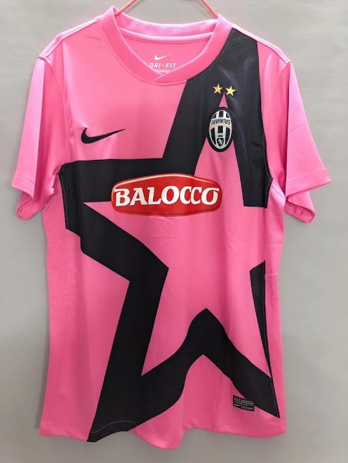 Juventus 2011-12, segunda equipación.jpeg
