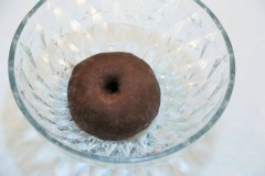 Các bạn cho 100g bột năng, 10g bột gạo, 10g bột ca cao vào tô trộn đều. Đặt nồi lên bếp, rót vào nồi 200ml nước lọc và 50g đường đen, bật lửa khuấy đều cho đường tan. Khi nước đường sôi các bạn múc từng vá nước cho vào tô bột, khuấy đều, tiếp tục như vậy cho đến khi bột kết lại thành một khối, dùng tay nhồi bột thật quyện và dẻo. Trong lúc nhồi nếu cảm thấy bột còn khô thì thêm nước sôi; bột nhão, dính thì thêm bột khô. Tiếp tục nhồi bột thành khối không dính tay thì dừng.